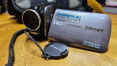 SANYO VPC-GH4 FULL HD CAMCORDER- 10MP PHOTO'S- 5X OPTICAL ZOOM- NICE - Image 1 of 4