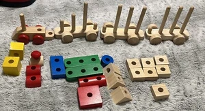 Spielzeugeisenbahn mit Stapelblöcken - Bild 1 von 1