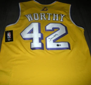 MAGLIA NBA JAMES DEGNO LOSANGELES LAKERS BECKETT/COA FIRMATA CON LICENZA UFFICIALE - Foto 1 di 2