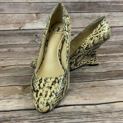 Zapatos de tacón de cuña ADORE de cuero de serpiente KELSI DAGGER para mujer 6,5 millones $110 Foto 1 de 4