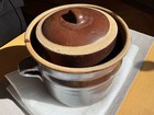 alter Gär -. Einlege -, Sauerkraut-, Tontopf Braun Steingut glasiert mit Deckel