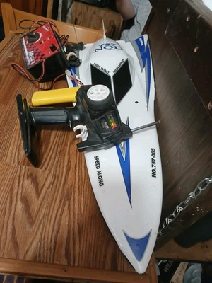 Lancha rápida de colección NQD No.757-065 "Mosquito Craft" radiocontrolada 1:16 Foto 1 de 4