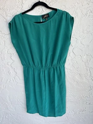 Vestido curto feminino DK Akiko verde esmeralda sem mangas XS seda - Imagem 1 de 4