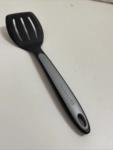 Calphalon Spatola a Fessura 3 Fessure Utensile Flessibile Nero Nylon Grigio Silicone 12" - Foto 1 di 5