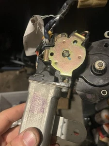 Corolla 2003-2008 Sunroof Motor - Picture 1 of 1