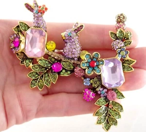 HUGE 3.5" DESIGNER STYLE RHINESTONE EASTER BUNNY RABBITS SPRING FLOWER BROOCH - Imagen 1 de 18