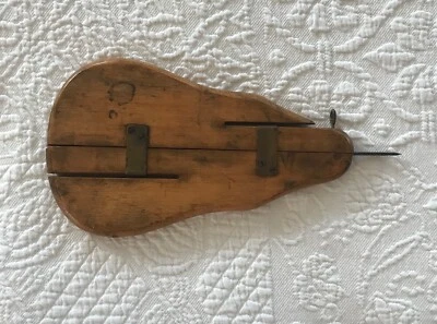 Vtg Wooden Weaving Rug Shuttle Needle Hooking Tool Guitar Shape Handle 7.5x4.25" - Image 1 of 4