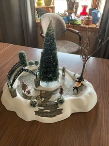 Dept 56 "ALL AROUND THE PARK" Christmas Village Animated Accessory - Picture 1 of 8