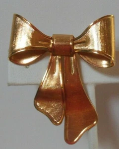 Broche lazo vintage firmado AVON 1980 tono dorado, texturizado - Imagen 1 de 2