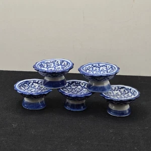 Kleine Miniatur 5 antike Sockel Anbiegeschalen Porzellan Thailand - blau & weiß - Bild 1 von 14