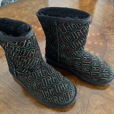 Botas UGG Classic II Graphic Stitch niños jóvenes 1112383K negras talla 3 Foto 1 de 4