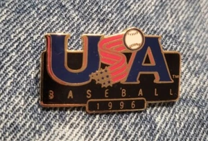 PIN COLECCIONABLE DE BÉISBOL DE COLECCIÓN MLB 1996 DE EE. UU. - Imagen 1 de 2