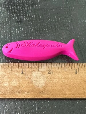 Розовый брелок Shakespeare Fly Fish - Изображение 1 из 4