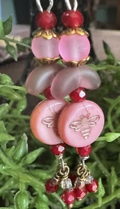 Orecchini ape in vetro rosa ceco - Foto 1 di 8
