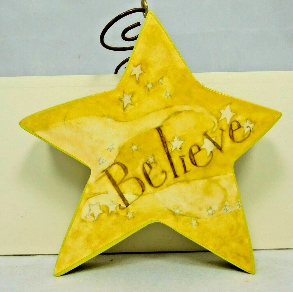 Adorno estrella amarilla con la palabra "Creer" en él - Nuevo por Blossom Bucket #35087C Foto 1 de 3