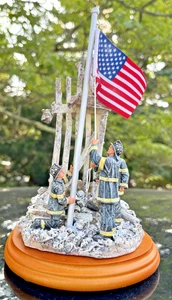 Image of Hope 9/11 Feuerwehr Erinnerungsfigur Statue auf Holzsockel neuwertig - Bild 1 von 9