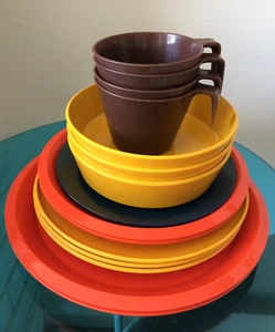 VINTAGE 1960S 70S LOT OF MELAMINE PLATES BOWLS CUPS CAMPING RETRO - Picture 1 of 10