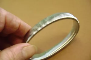 VINTAGE VERTICAL LINES SILVER TONE STRETCH BANGLE BRACELET!!! - Picture 1 of 5