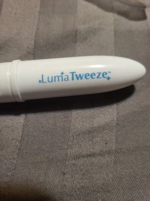 Pinzas para cejas Luma Tweeze con lupa y luz Foto 1 de 4