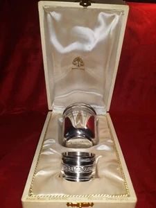 Jolie coffret ancien / Timbale et rond de serviette en métal argenté CHRISTOFLE - Foto 1 di 12