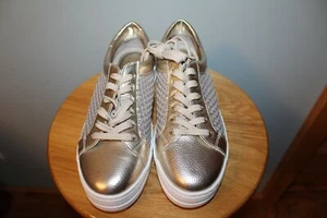 Steven Madden Women's NEW Natural Comfort Silver Sneakers - 7W - Picture 1 of 6