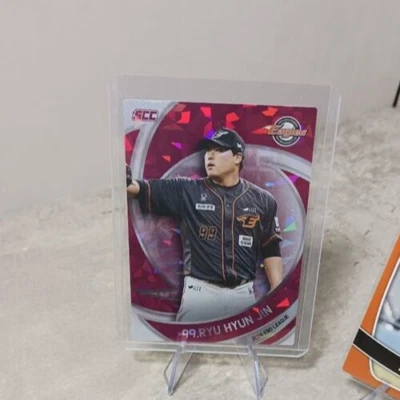 RYU HYUN JIN Cards 2024 SCC KBO Collection Korea League Hologram Pink Pararell - Image 1 of 2