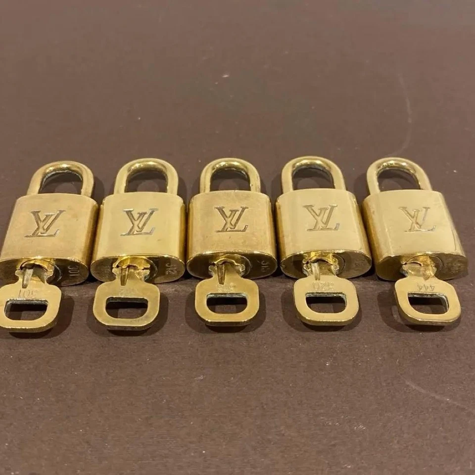 Louis Vuitton Cerradura y Llave Candado Lote Juego de 5 Oro Número Aleatorio Casi Como Nuevo Foto 1 de 4
