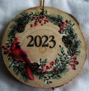 2023 Holzscheibe Weihnachtsschmuck handbemalt Kardinal im Kranz 2 1/2" - Bild 1 von 3