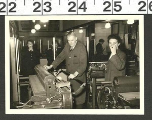 FOTO ANTIGUA DE COLECCIÓN B&W DE TIENDA DE TRABAJO DE PRENSA DE IMPRESIÓN EN BERLÍN ALEMANIA #2854 - Imagen 1 de 1