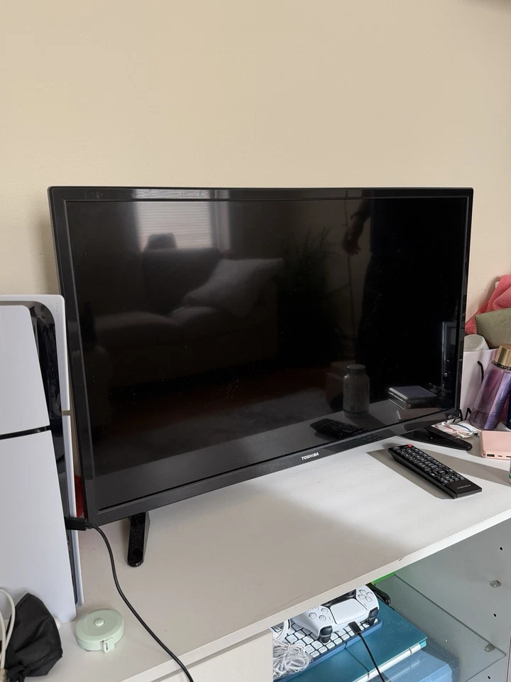TV Toshiba 33 pulgadas + Amazon Fire TV Stick + control remoto Foto 1 de 2