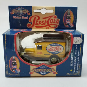 1/64 Golden Wheel Pepsi-Cola Vintage Delivery Van Custom Replica Truck 58423 Box