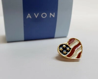 Prendedor vintage firmado Avon tono dorado y esmalte rojo, blanco y azul corazón de América Foto 1 de 4