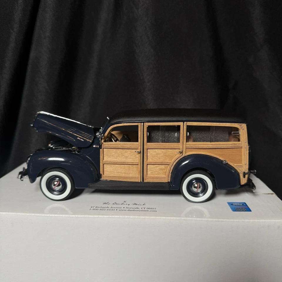 Danbury Mint, 1940 Ford Deluxe Woody Station Wagon, 1:24, L. E. - MINT - Image 1 of 4