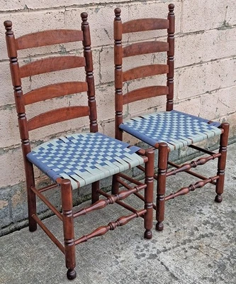 Par de sillas antiguas vintage antiguas de madera con respaldo de escalera asiento de cinta de coctelera de tela Foto 1 de 4