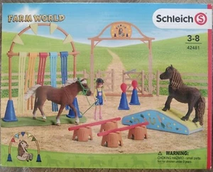 Schleich Farm World Pony Agility Training, colori assortiti nuovo con scatola! - Foto 1 di 6