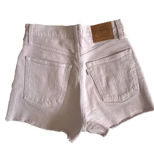 Levis Chalky Lavender Frost Purple High Rise Ribcage Denim Raw Hem Shorts Gr. 26 - Bild 1 von 12