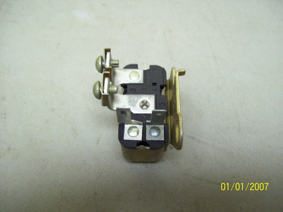 1967 - 1968 年庞蒂亚克 Firebird 12 伏喇叭继电器 — 第 1/2 张图片