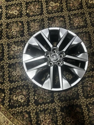 Llanta Hyper Silver Toyota RAV4 2019-2024 diseño OEM 19" 19x7,5 Foto 1 de 4