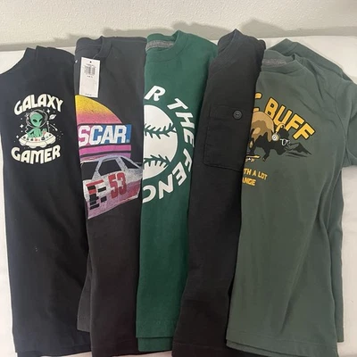 Antiguo paquete azul marino de (5) camisetas gráficas mangas cortas y largas para niños nuevas con etiquetas/usadas en excelente estado Foto 1 de 4