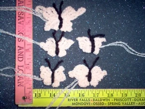 Hand crafted/crochet applique 5 small peach butterflies - Bild 1 von 2