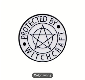 Broche Sombrero/Pin Solapa Protegido por Brujería Pentagrama Bruja Hippie - Imagen 1 de 5