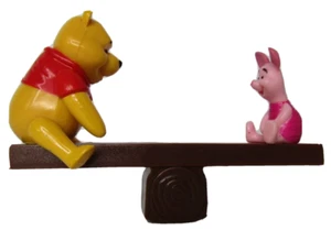 Estatuilla vintage de Disney Winnie the Pooh & Piglet on balancín topper pastel - Imagen 1 de 8