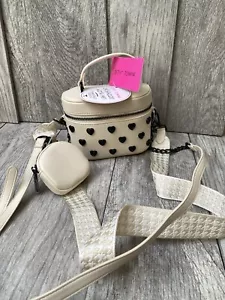 Betsey Johnson borsa vanità in gesso con cuori borchiati e portamonete staccabile - Foto 1 di 7