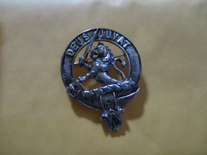 Falda o bufanda prendedor/insignia tono plateado Deus Juvat Scottish Clan Mac Crest - Imagen 1 de 8