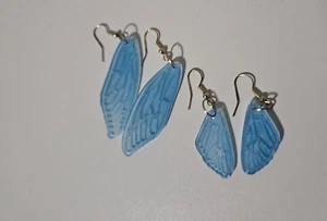 PENDIENTES FLY WINGS DOS PARES ALAS AZULES ALAS DE INSECTOS PLÁSTICO - Imagen 1 de 2