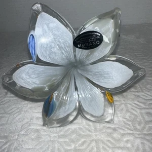 Echtes italienisches Blumenglas mundgeblasen Murano weiße Farbe mit kleinen blau/orangen Tönen - Bild 1 von 8