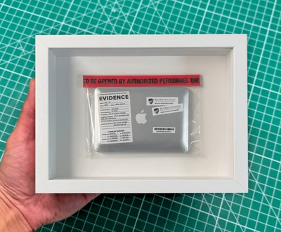 💻✨Mini marco de caja de sombras para computadora portátil Hunter Biden - Bolsa de evidencia arte pop político Foto 1 de 2