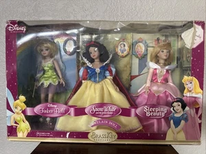 Set tre bambole porcellana chiave ottone Disney nuove/danneggiate scatola - Foto 1 di 4