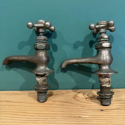 Par de grifos de fregadero frío caliente separados de latón niquelado porcelana antiguos de colección Foto 1 de 4