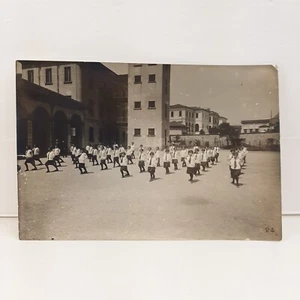 Foto Grupo Jóvenes Italianas Futbolín Durante Un Ensayo Ginnico. Años 20 - Imagen 1 de 2